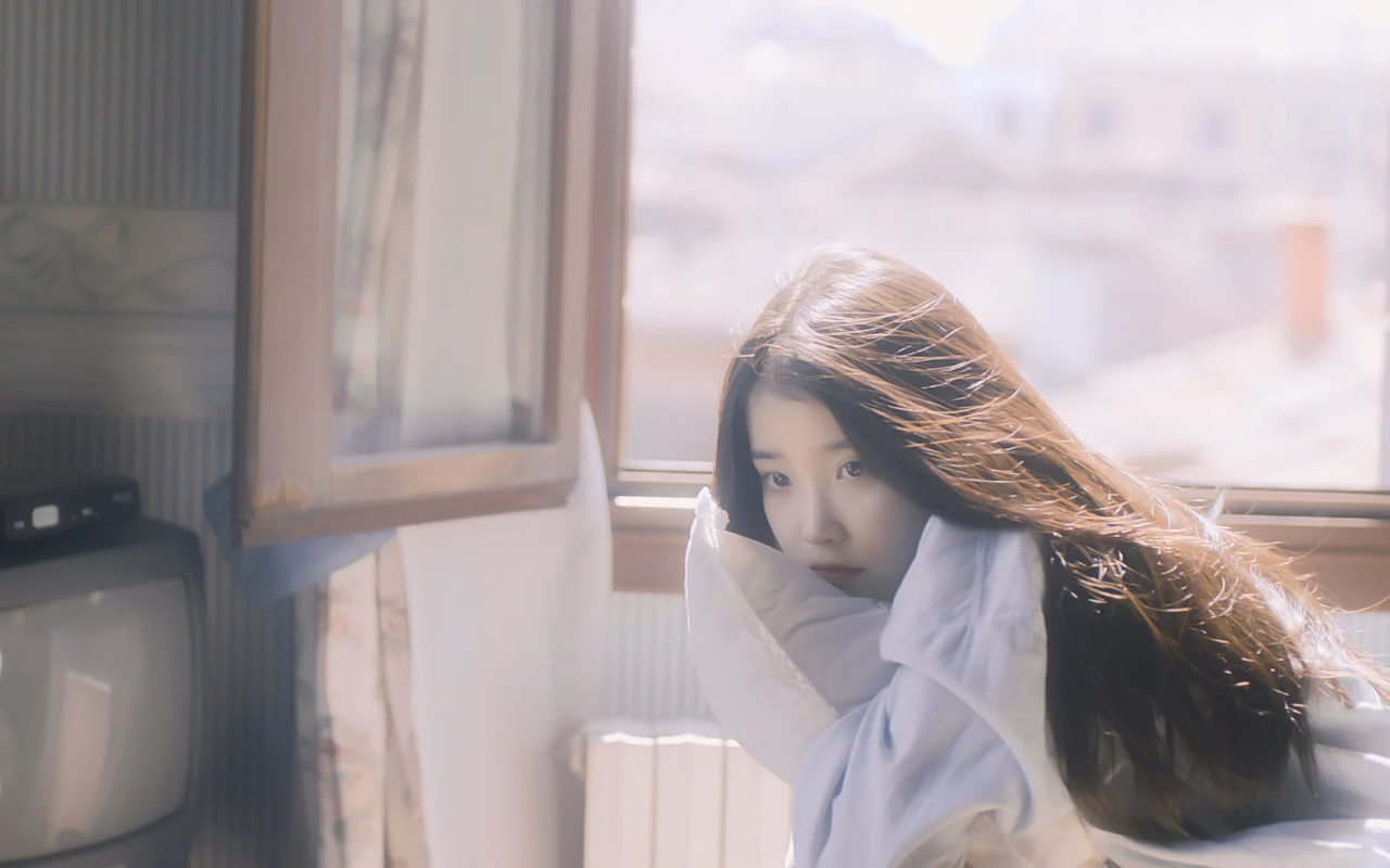 친구들과 카페에서 대화하는 모습